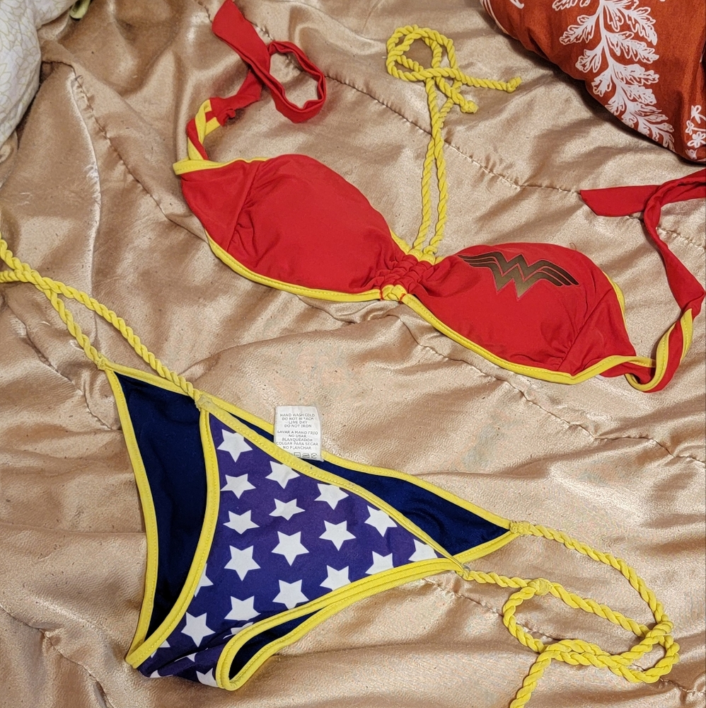 Sz small used wonderwoman bikini